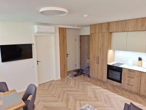 Il comprend une cuisine dotée de parquet et d'un comptoir. dans l'établissement Adelina, à Palanga 4 autres photos