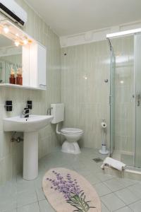 Un baño con lavabo, inodoro y ducha. en Guest House Tomasi Suite, en Dubrovnik 21 fotos más