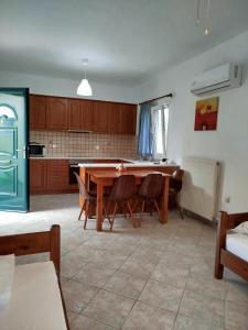 Kuchyňa alebo kuchynka v ubytovaní Riverside Αpartments