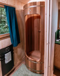 a small wooden shower in a tiny house at Domaine de Ribeaugoutte in Saint-Nabord