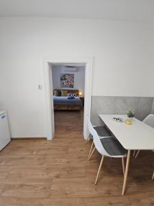 Televízia a/alebo spoločenská miestnosť v ubytovaní Apartmány Centro & Jacuzzi