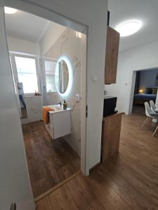 Televízia a/alebo spoločenská miestnosť v ubytovaní Apartmány Centro & Jacuzzi
