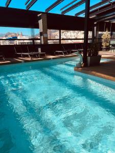 Bazén v ubytovaní Hotel Condestable Iranzo alebo v jeho blízkosti