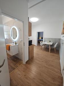 Kuchyňa alebo kuchynka v ubytovaní Apartmány Centro & Jacuzzi