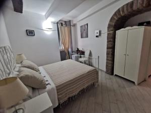 a bedroom with a bed and a white cabinet at Margot in Vernazza
