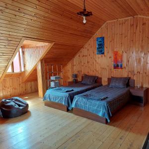 1 Schlafzimmer mit 2 Betten in einer Holzhütte in der Unterkunft Welcome to Tbilisi in Tbilisi City