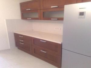 una cucina con frigorifero bianco e armadietti in legno di Chamonix-Mont-Blanc a Chamonix-Mont-Blanc