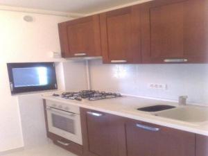 una cucina con mobili in legno, una stufa e un lavandino di Chamonix-Mont-Blanc a Chamonix-Mont-Blanc