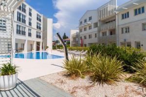 a pool in the courtyard of a apartment building at Pet Friendly Apartment Blue Ocean Umag in Umag
