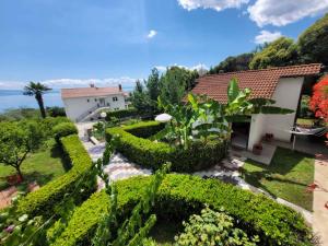 Vonkajšia záhrada v ubytovaní Holiday home in Lovran 15113