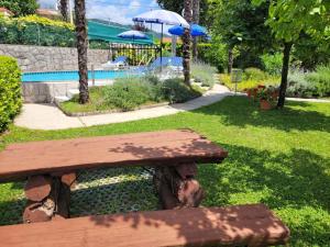 Bazén v ubytovaní Holiday home in Lovran 15113 alebo v jeho blízkosti