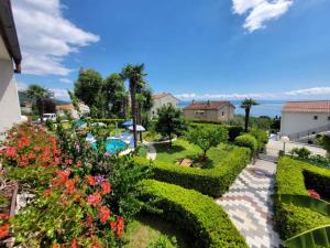 Bazén v ubytovaní Holiday home in Lovran 15113 alebo v jeho blízkosti