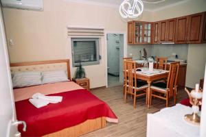 Un dormitorio con una cama y una cocina con una mesa. en Vila BENE, en Pogradec 9 fotos más