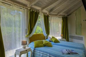 A bed or beds in a room at VILLA PADULELLA 8&2, Emma Villas
