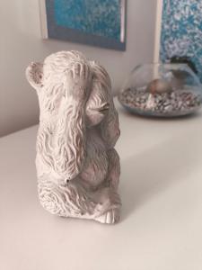 une statue d'un lapin assis sur une table dans l'établissement Casa vacanze Ovidio, à Sulmona 25 autres photos