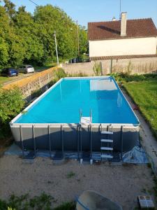 an overhead view of an empty swimming pool at Maison bord de Marne pour 10 personnes avec jacuzzi in Châlons-en-Champagne