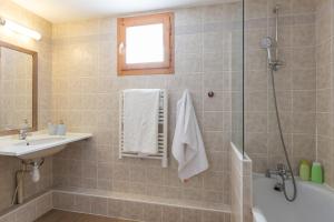 ein Badezimmer mit Dusche, Waschbecken und Badewanne in der Unterkunft Résidence Pierre & Vacances Le Quartz in Belle Plagne