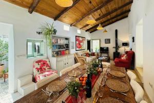 Una sala de estar con una mesa de madera con frutas encima. en Almond Hill House, en Órgiva