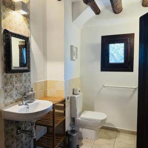 un baño con lavabo e inodoro en Almond Hill House, en Órgiva