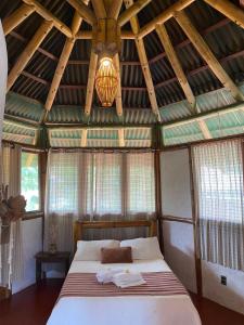 - une chambre avec un grand lit au plafond en bois dans l'établissement Pousada Econois, à Alto Paraíso de Goiás 27 autres photos