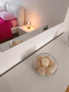 un comptoir blanc avec un bol de bougies dessus dans l'établissement Casa vacanze Ovidio, à Sulmona