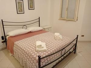 - une chambre avec un lit et 2 assiettes dans l'établissement casa del corso, à Canicattini Bagni