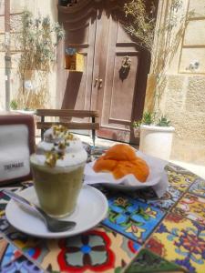 - une table avec une tasse de café dans l'établissement casa del corso, à Canicattini Bagni