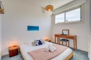 una camera da letto con un letto, una scrivania e una finestra di La Villa 4 You - Maison avec piscine à Bordeaux a Bordeaux