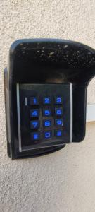 a black cell phone with blue lights on it at Le Petit Clos des Chênes à 2 pas d'Avignon in Villeneuve-lès-Avignon