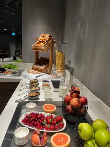 ein Buffet mit Obst und anderen Speisen an einer Theke in der Unterkunft Piazza Epigraph in Batumi