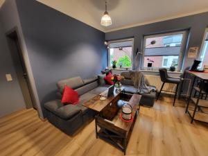 a living room with a couch and a table at Ferienwohnung am Rathenauplatz in Oberhausen
