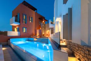 ein Swimmingpool im Hinterhof eines Hauses in der Unterkunft Rhodes Island View in Ixia