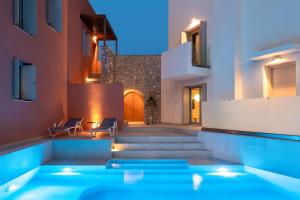 ein Swimmingpool im Hinterhof eines Hauses in der Unterkunft Rhodes Island View in Ixia