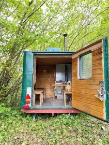 a tiny house with a table inside of it at Modernes Tiny House in historischem Ambiente in Neu Kaliß