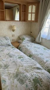 Кровать или кровати в номере Mablethorpe Luxury Caravan Rental