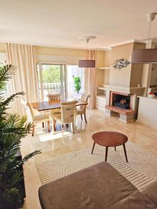 Una sala de estar con una mesa y una chimenea. en Always sunny apt PoolGolfBeach, en Alicante