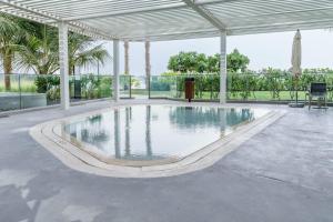 Bazén v ubytování GuestReady - Stunning Apartment in Bluewaters nebo v jeho okolí