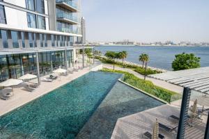 Bazén v ubytování GuestReady - Stunning Apartment in Bluewaters nebo v jeho okolí