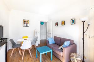 salon z kanapą i stołem w obiekcie GuestReady - Apt Chaleureux dans le 5e arrondissement w Paryżu
