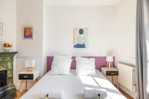 Łóżko lub łóżka w pokoju w obiekcie GuestReady - Apt Chaleureux dans le 5e arrondissement