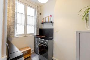 Kuchnia lub aneks kuchenny w obiekcie GuestReady - Apt Chaleureux dans le 5e arrondissement