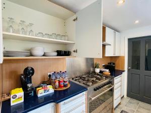 Dapur atau dapur kecil di Exquisite City Centre 5 Bedroom House - LT Villa