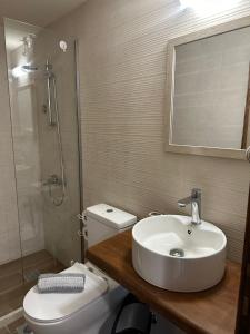 Ένα μπάνιο στο Lava Beach Suites