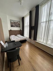 a room with a bed and a desk in a room at Hotel Hortus in Amsterdam