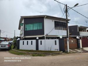 El edificio en el que está la casa vacacional