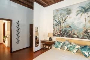 une chambre avec un lit et un tableau au mur dans l'établissement Antuela Pantheon, à Rome