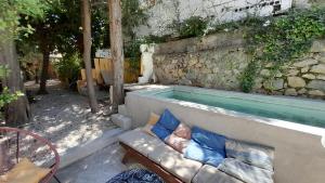 Bazén v ubytování Casa d'Olivier chambre d'hôtes nebo v jeho okolí