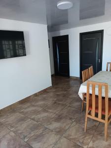 Un comedor con mesa y sillas en La Prietenicu, en Murighiol
