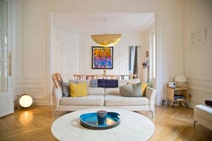 un soggiorno con un divano e un tavolo di Luxury Apt Paris 7 Invalides Tour Eiffel a Parigi
