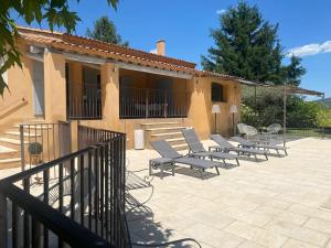 a group of chairs sitting outside of a building at Villa spacieuse proche de Marseille avec jardin et piscine privée in La Tour-dʼAigues